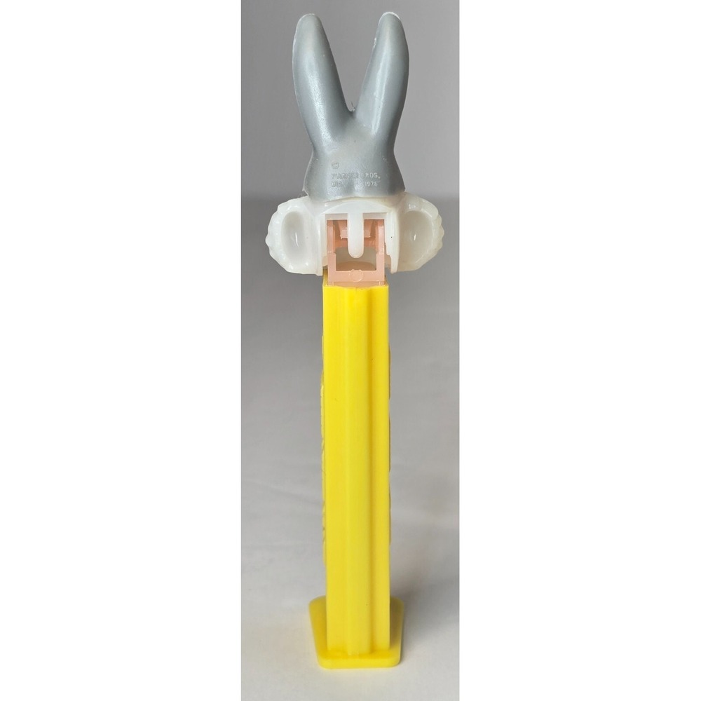 VINTAGE PEZ BUGS BUNNY LOONEY TUNES YELLOW DISPENSER WITH FEET COLLECTIBLE EUC - Picture 2 of 5